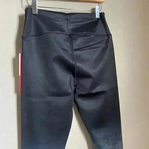 Good American Cinched Waist Capri Camo Size Large - Picture 8 of 13